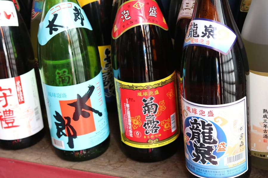 カウンターに並んだ沖縄の泡盛のボトル