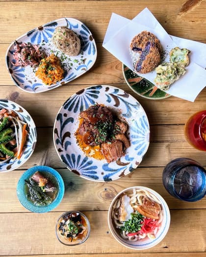 和の宴会料理が並んだテーブル